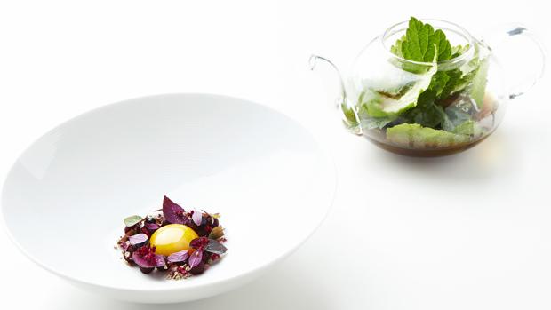 Yema de huevo biodinámica, remolachas encurtidas e infusiones de hojas de grosella negra, un plato de Geranium